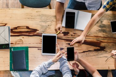 En iyi grup insanlar görünümünü kullanma smartphone ve tablet ile birlikte teknoloji