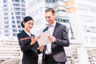 Söz ve birlikte çalışan iki iş ortakları görüntü. İş kavramı