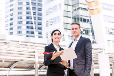 Söz ve birlikte çalışan iki iş ortakları görüntü. İş kavramı