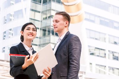 Söz ve birlikte çalışan iki iş ortakları görüntü. İş kavramı