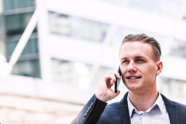 Yakışıklı işadamı onun smartphone kullanarak