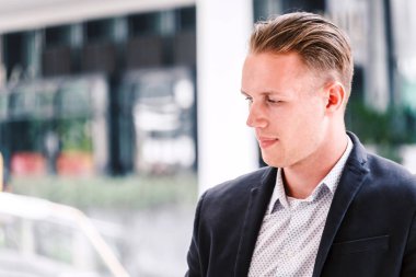 Siyah takım elbise açık havada duran yakışıklı adam portresi