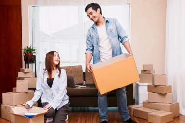 Kutu ambalaj ve yeni evine taşıdıktan mutlu çift. Ev taşıma
