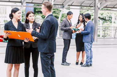Konuşma ve çalışma grubu iş ortakları