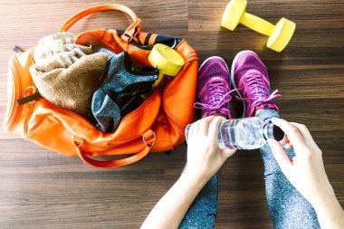Kadın çanta ve fitness ekipmanlı