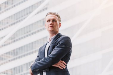 Siyah takım elbise açık havada duran yakışıklı adam portresi