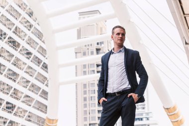 Siyah takım elbise açık havada duran yakışıklı adam portresi