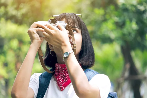 Asyalı Kadın Alarak Resim Ile Fotoğraf Makinesi — Stok fotoğraf