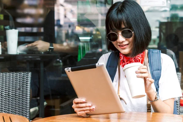 Donna Che Usa Tablet Tiene Mano Tazza Caffè Caffetteria — Foto Stock