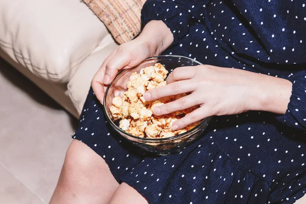 Frau Isst Popcorn Auf Sofa — Stockfoto