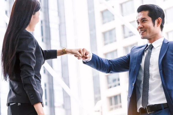 Affärsman Och Partner Som Ger Knytnäve Hand — Stockfoto