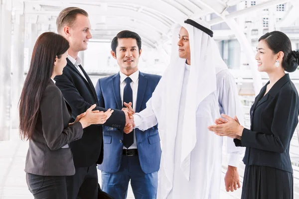 Успішні Бізнесмени Рукостискають Партнера Арабським Бізнесменом — стокове фото