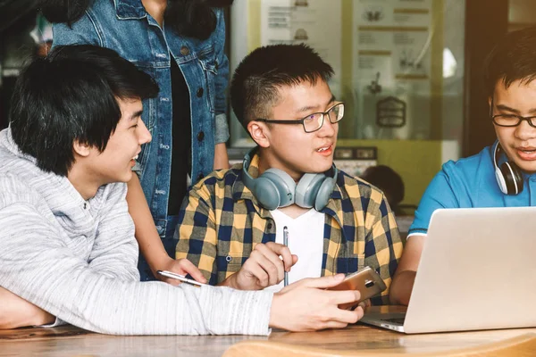 Група Студентів Середньої Школи Використовують Ноутбук Роблять Домашнє Завдання — стокове фото