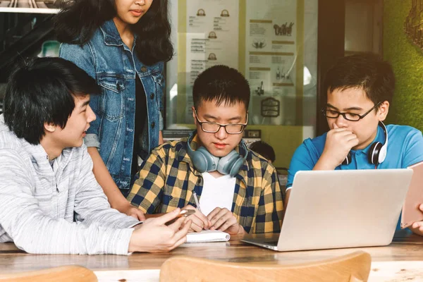Група Студентів Середньої Школи Використовують Ноутбук Роблять Домашнє Завдання — стокове фото