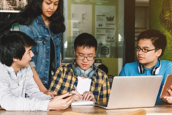 Grupo Adolescentes Estudantes Ensino Médio Usando Laptop Fazendo Seus Trabalhos — Fotografia de Stock
