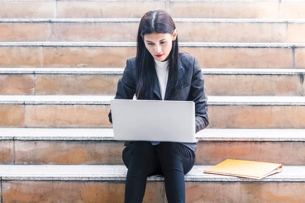 Zakenvrouw Zittend Trap Het Gebruik Van Laptop — Stockfoto