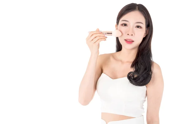 Mujer Sosteniendo Pinceles Maquillaje Aislados Sobre Fondo Blanco —  Fotos de Stock