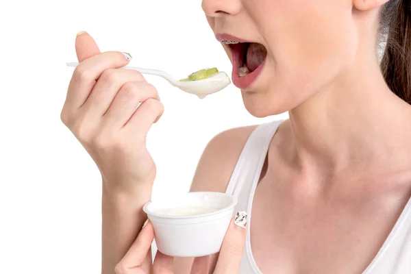 Giovane Donna Mangiare Yogurt Isolato Sfondo Bianco — Foto Stock