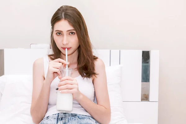 Ung Kvinna Dricka Mjölk Hennes Bed Healthy Livsstilskoncept — Stockfoto