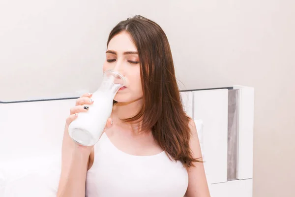 Ung Kvinna Dricka Mjölk Hennes Bed Healthy Livsstilskoncept — Stockfoto
