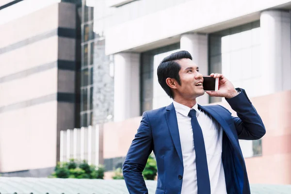 Bonito Homem Negócios Usando Seu Smartphone — Fotografia de Stock