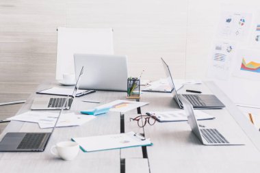 Laptop ve iş belgesi iş toplantı ve konferans salonu