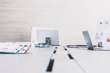 Laptop ve iş belgesi iş toplantı ve konferans salonu