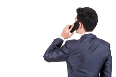 Beyaz arka plan üzerinde izole smartphone kullanarak zarif siyah elbiseli işadamı