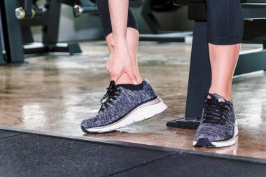 Kadın onu bacak ve ayak bileği ağrısı dokunmadan spor ayakkabı 