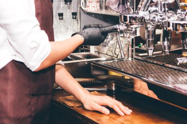 Kadınlar Barista kahve makinesi kafede kahve yapmak için kullanma