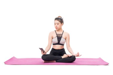 pratik yoga beyaz zemin üzerine izole kadın