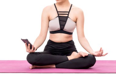 pratik yoga beyaz zemin üzerine izole kadın