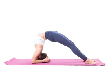 pratik yoga beyaz zemin üzerine izole kadın