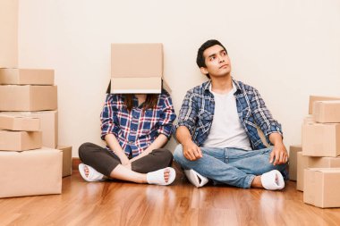 Yeni evde karton kutu ile mutlu çift