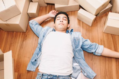 Adam çalışma aşırı yük ve uyku yakın karton kutular