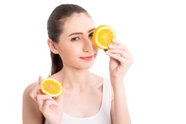 Portakal dilim gözün arkasında izole üzerinde beyaz arka planı gizleme tutan güzel kadın