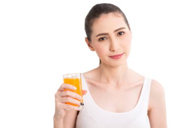 Beyaz arka plan üzerinde izole portakal suyu tutan kadın