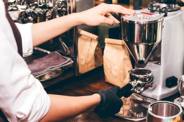 Kadınlar Barista kahve makinesi kafede kahve yapmak için kullanma