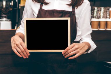 Barista kahve dükkanı restoranda kara tahta holding