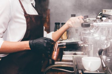 Kadınlar Barista kahve makinesi kafede kahve yapmak için kullanma