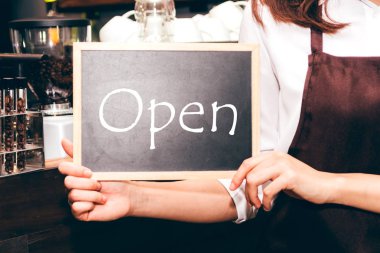 Barista kahve dükkanı restoranda kara tahta Word açık tutarak