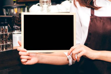 Barista kahve dükkanı restoranda kara tahta holding