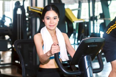 Kadın fitness egzersiz egzersiz-makine vasıl jimnastik salonu ile yürütmek