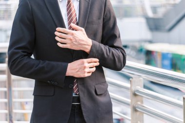 Siyah takım elbise açık havada duran yakışıklı adam portresi