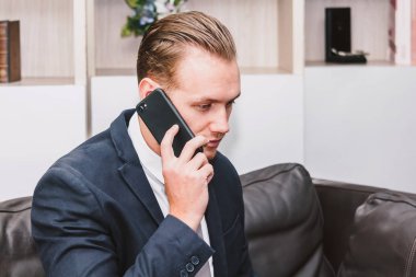 Yakışıklı işadamı onun smartphone kullanarak