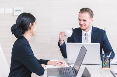 Söz ve birlikte çalışan iki iş ortakları görüntü