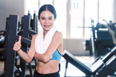 Spor salonunda havlu ile sportif kadın