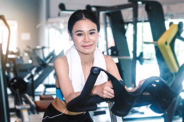 Kadın fitness egzersiz egzersiz-makine vasıl jimnastik salonu ile yürütmek