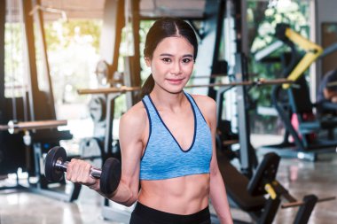 Havlu ile halter salonunda tutan sportif kadın