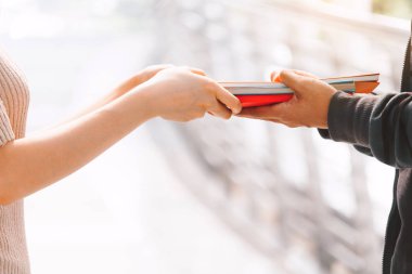 Öğrenciler defter açık havada tutan